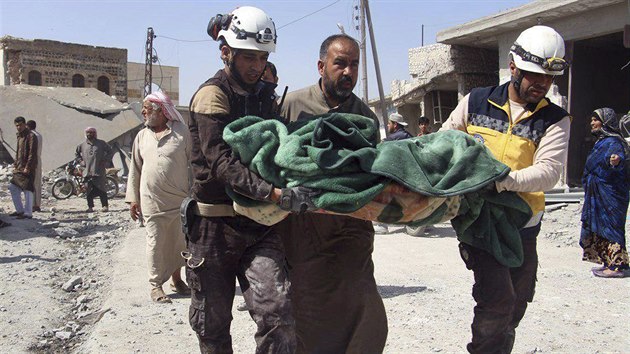 Syrská civilní obrana, známá jako bílé přilby odnáší raněné z místa leteckého útoku. (7. května 2019)