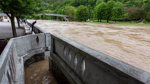 Teplice nad Be�vou (okres P�erov), kv�li vydatn�m sr�k�m se �eka Be�va dostala na n�kter�ch m�stech a� na t�et� stupe� povod�ov� aktivity.(23. 5. 2019)