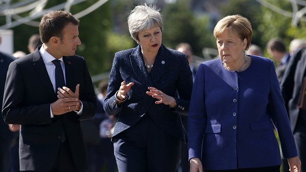 Angela Merkelov, napravo, mluv s francouzskm prezidentem Emmanuelem Macronem, nalevo, a Theresa Mayov po meetingu. (24. 5. 2019)