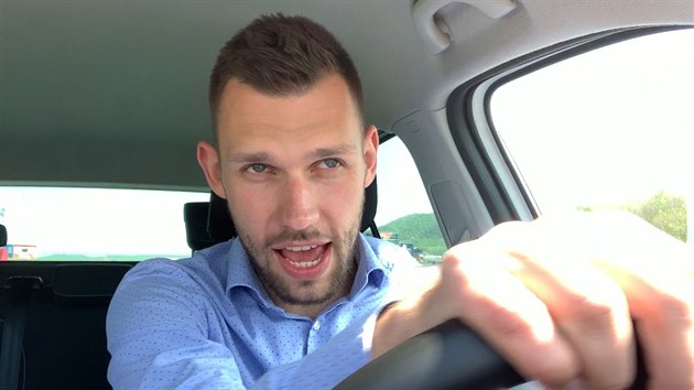 VIDEO: Povolit řidičům dvě piva? Reportér je vypil a řádil za volantem -  iDNES.cz