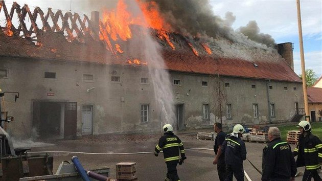 Kulturní dům v Budči začal hořet v sobotu 11. května před osmou hodinou ráno. Zasahovali tam hasiči z Vysočiny i Jihočeského kraje více než čtrnáct hodin.