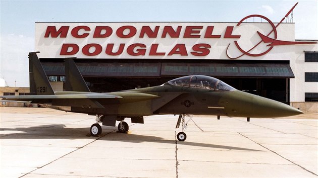 Při vývoji dvoumístného „bombardéru“ F-15E Strike Eagle vznikl nejprve demonstrátor F-15B Strike Eagle přestavbou ze stroje dvoumístné cvičné verze F-15B (původně značené jako TF-15A) sériového čísla 71-0291.