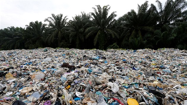Skládka plastů v malajsijském městě Jenjarom (14. 10. 2018)