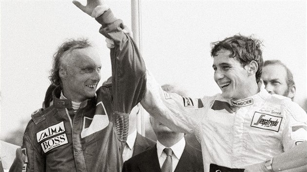 Ayrton Senna (vpravo) ml s Niki Laudou leccos spolenho. Oba gniov volantu vybojovali titul mistra svta tikrt. Snmek je z Velk ceny Velk Britnie v roce 1984.