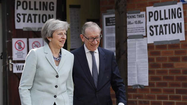 Britsk premirka Tereza Mayov a jej manel Filip opoutj volebn mstnost potom, co volili ve volbch do Evropskho parlamentu. (23. kvtna 2019)