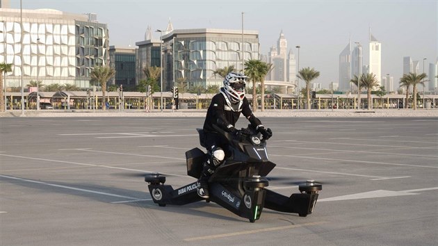 Jsme na technologick pici, prv to k dubajsk metropole koup ltajc motorky hoverbike pro svou policii.