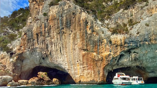 Poben jeskyn Bue Marino jsou oblbenm vletnm clem na vchodnm pobe Sardinie.