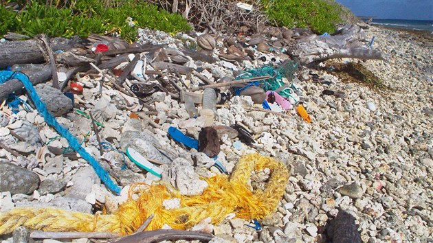 Pl zanesen plastovm odpadem na Kokosovch ostrovech (Keeling Islands). Fotografie pochz z roku 2016.