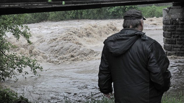 Na Oli v eskm Tn byl ve tvrtek rno vyhlen tet stupe povodov aktivity. (23. kvtna 2019)