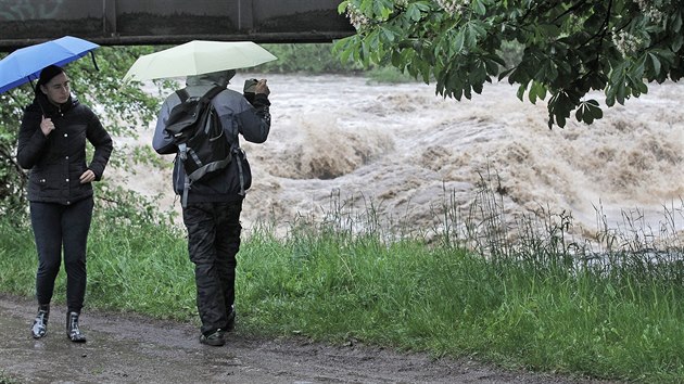 Na Oli v eskm Tn byl ve tvrtek rno vyhlen tet stupe povodov aktivity. (23. kvtna 2019)