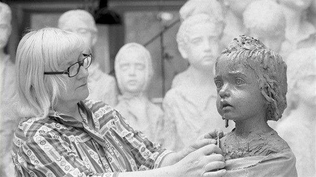 Autorka korunov� mince Marie Uchytilov�-Ku�ov�. P�edlohou pro jej� n�vrh mince se stala politick� v�ze�kyn� Bed�i�ka Synkov�.