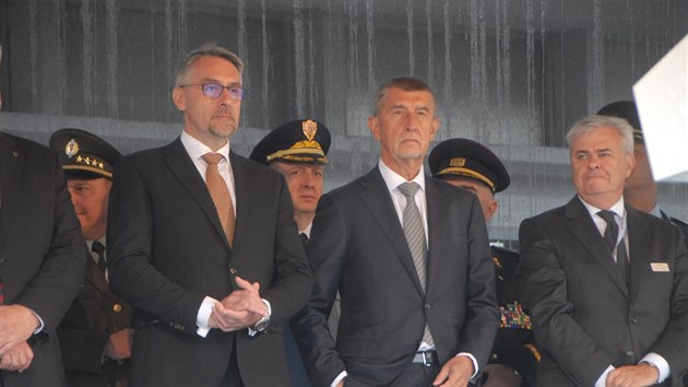 Premir Andrej Babi a ministr obrany Lubomr Metnar na veletrhu obrannch technologi IDET v Brn