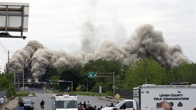 Demolice 21patrov budovy trvala pouhch 16 sekund. (19. kvtna 2019)