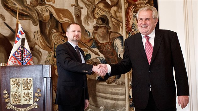 Prezident Miloš Zeman na tiskové konferenci s tehdejším ministrem školství a dnešním předsedou ODS  Petrem Fialou. (22. května 2013)