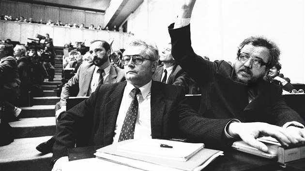 Inkriminovan lidoveck poslanec Josef Bartonk a komunistobijec Vclav Benda (hlasujc) na pd Federlnho shromdn (1991)