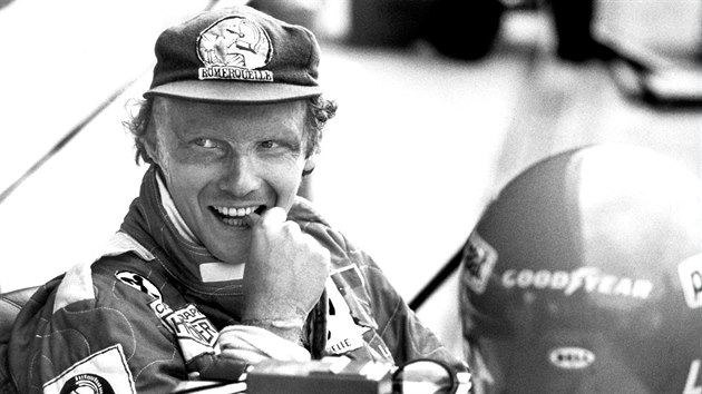 Automobilov zvodnk Niki Lauda ped startem na Velk cen Nmecka (22. ervence 1977)
