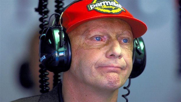 Niki Lauda z tmu Jaguar Racing sleduje trninkov jzdy ped Velkou cenou Austrlie. (2. bezna 2001)