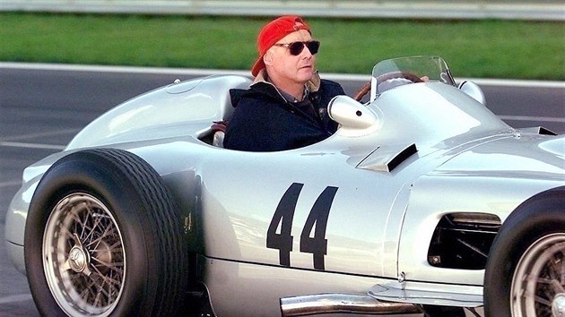 Bval trojnsobn mistr svta Formule 1 Niki Lauda za volantem legendrnho Silver Arrow