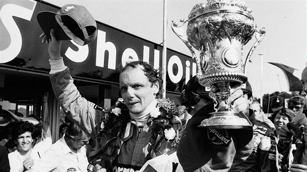 Automobilov zvodnk Niki Lauda s pohrem za vtzstv Velk ceny ve Velk Britnii (1982)