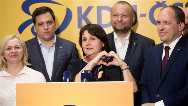 Michaela ojdrov (uprosted) na tiskov konferenci KDU-SL k vsledkm voleb do Evropskho parlamentu. (26. kvtna 2019)