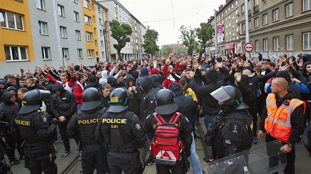 Policie doprovz slvistick fanouky na stadion v Olomouci ped finlovm duelem eskho fotbalovho pohru.