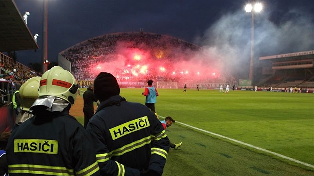 Pyrotechnika na severn tribun olomouckho stadionu, kterou pi finle pohru proti Slavii obsadili fanouci Banku Ostrava.