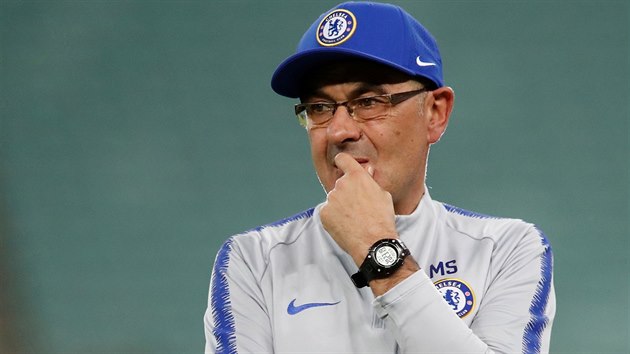 Kou fotbalist Chelsea Maurizio Sarri sleduje trnink ped finle Evropsk ligy proti Arsenalu.