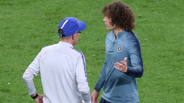 Italsk kou Maurizio Sarri diskutuje s Davidem Luizem na trninku Chelsea ped finle Evropsk ligy.