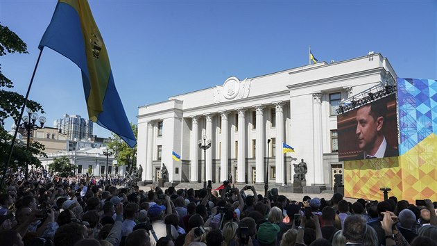 Ukrajinci před parlamentem v Kyjevě sledují projev nového prezidenta Volodymyra Zelenského. (20. května 2019)