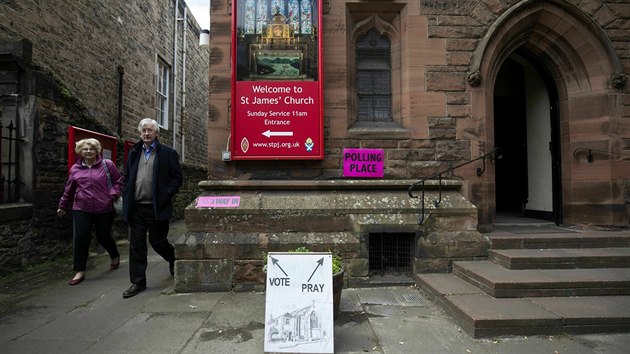 Volby do Evropskho parlamentu ve skotskm Edinburghu. Cedule obyvatele naviguje podle elu cesty, vlevo jsou volby, vpravo modlen. (23. kvtna 2019)