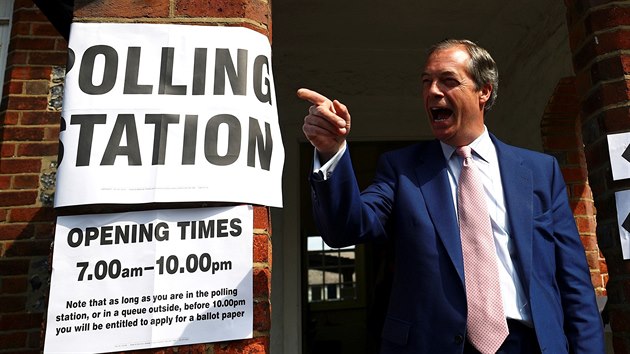 Favorit britskch voleb do Evropskho parlamentu Nigel Farage, kter ped nimi zaloil Stranu pro brexit. (23. kvtna 2019)