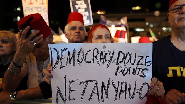 Izraelci v Tel Avivu protestovali proti zkonu, kter by premirovi Benjaminu Netanjahuovi zajistil imunitu ped trestnm sthnm. (25. kvtna 2019)