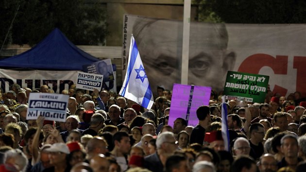 Izraelci v Tel Avivu protestovali proti zkonu, kter by premirovi Benjaminu Netanjahuovi zajistil imunitu ped trestnm sthnm. (25. kvtna 2019)