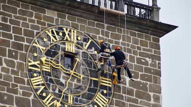 Dvojice horolezců ve čtvrtek začala s natíráním čtyř hodinových ciferníků na Černé věži v Českých Budějovicích.