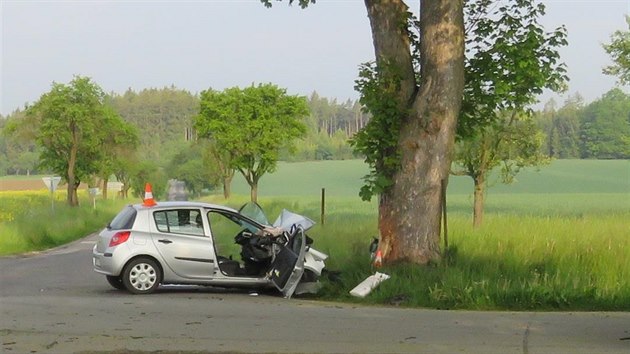 U Mirovic řidič narazil do stromu, utrpěl smrtelná zranění.
