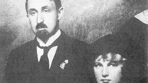 Životní láskou Jiřího Mahena byla o čtrnáct let mladší Karla Haselmannová. Snímek je ze svatby v roce 1919.