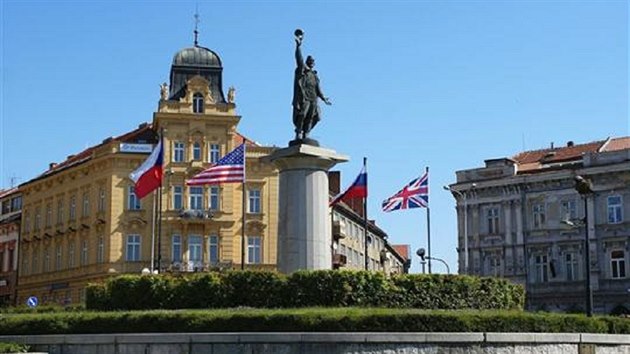 Bronzov socha rudoarmjce je centrlnm bodem
Marinskho nmst ve Znojm, kde pvodn
stvala kaple.