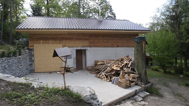 Stavba Petr Kratochvl se bez povolen pustil do pemny chaty v osad Jitenka v katastru obce Nevojice na Vykovsku. Stavbu zvedl o patro a podle soused zashl i do jejich pozemk.