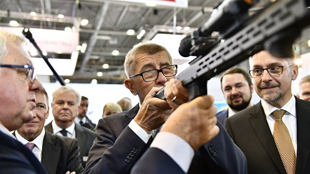 Na zah�jen� mezin�rodn�ho veletrhu obrann� a bezpe�nostn� techniky IDET v Brn� dorazil i premi�r Andrej Babi�.