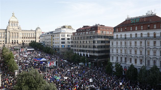 V Praze lid u potvrt demonstruj za nezvislost justice a za odvoln ministryn spravedlnosti Beneov. (21. kvtna 2019)