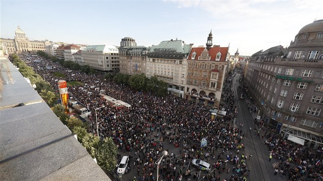 V Praze lid u potvrt demonstruj za nezvislost justice a za odvoln ministryn spravedlnosti Beneov. (21. kvtna 2019)