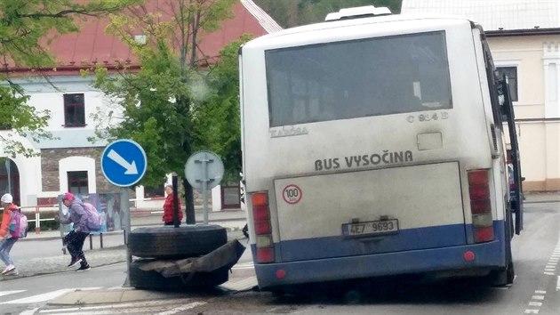 Nahnut linkov autobus krtce pot, co mu na nmst v Trhov Kamenici upadlo zadn kolo.