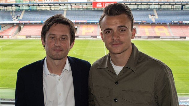 Norsk obrnce Andreas Vindheim z Malm FF se stal novou posilou Sparty. Po podpisu smlouvy do lta 2022 pzoval na sparanskm stadionu s klubovou legendou a souasnm sportovnm editelem Tomem Rosickm.
