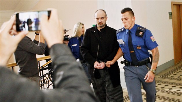 Dvojice obžalovaných z vraždy manželů stanula před krajským soudem v Českých Budějovicích.