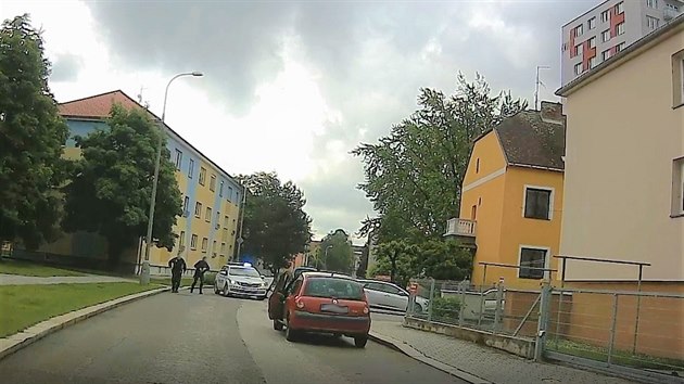 Strážníci si v centru Českých Budějovic všimli opilého muže, který nasedl do vozidla a před hlídkou projel v protisměru. Následně se pokusil strážníkům ujet. Řidič nadýchal 1,6 promile.