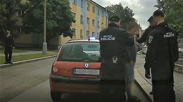 Strážníci si v centru Českých Budějovic všimli opilého muže, který nasedl do vozidla a před hlídkou projel v protisměru. Následně se pokusil strážníkům ujet. Řidič nadýchal 1,6 promile.