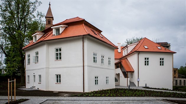 Zámeček v Poříčí u Českých Budějovic se podařilo zachránit. Jsou v něm byty a komunitní centrum.