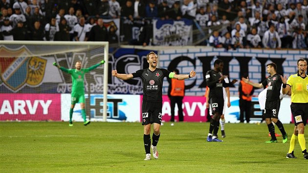 Tom Souek se po zvrenm hvizdu raduje z vtzstv v pohru. Slvist porazili Bank 2:0.