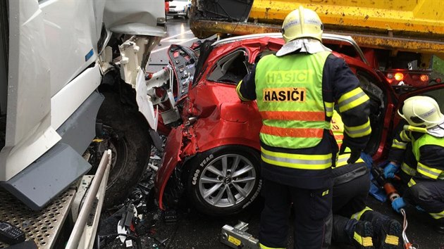 Kamion serotoval mal osobn auto, osdka vozu peila jako zzrakem.