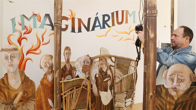 Výstava Imaginárium Divadla bratří Formanů a jejich přátel ukazuje hravý pohled za oponu loutkového a alternativního divadla.